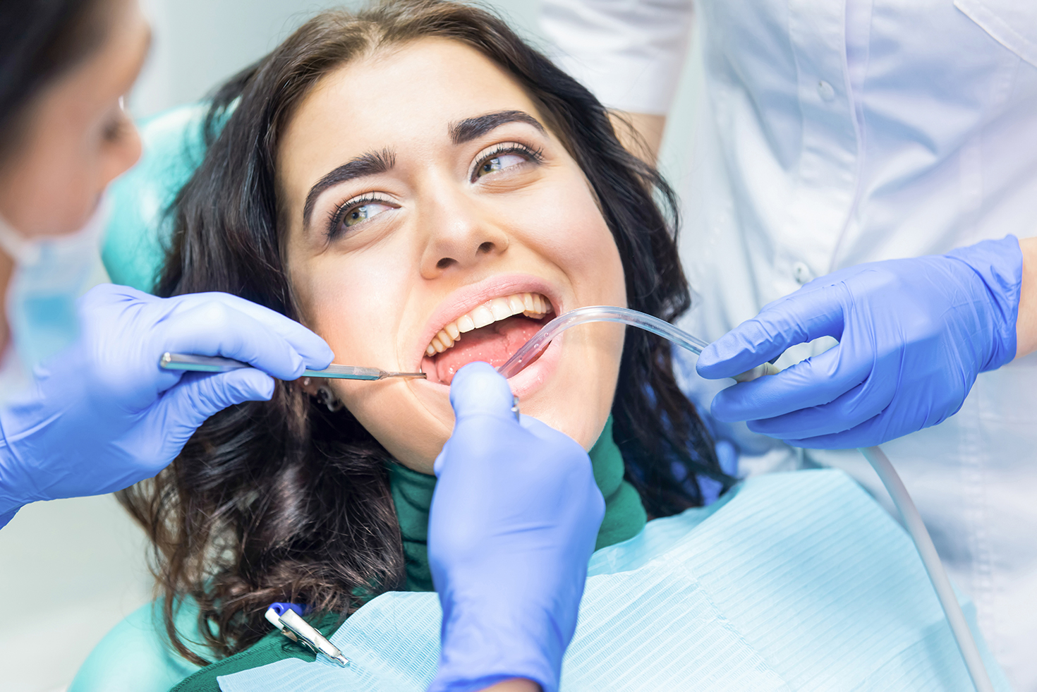 Woman visiting periodontist